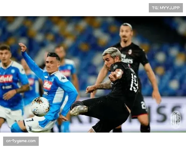 那不勒斯前场小范围配合熟练 短传渗透打破僵局